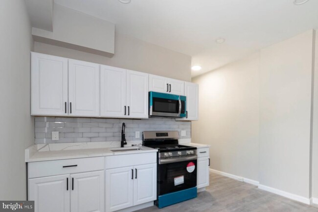 Building Photo - 3026 W Garrison Ave