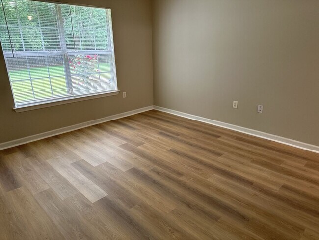 Building Photo - 247 Laurel Hill Cir