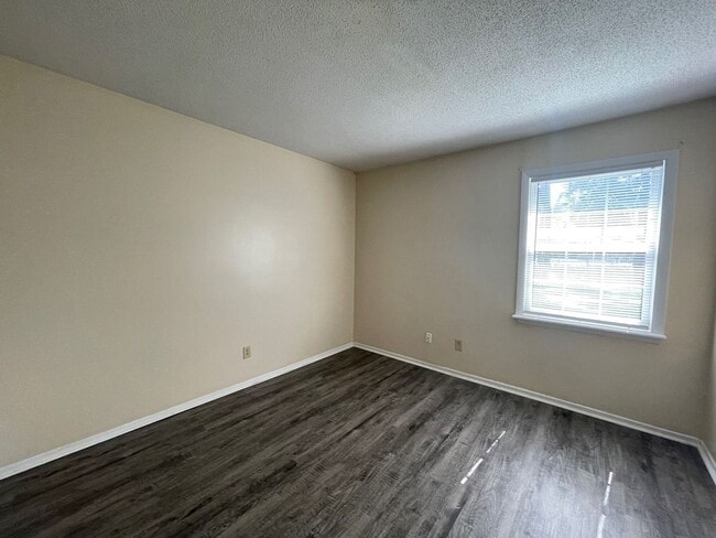 Building Photo - Lovely 2 Bedroom 1 Bath Duplex