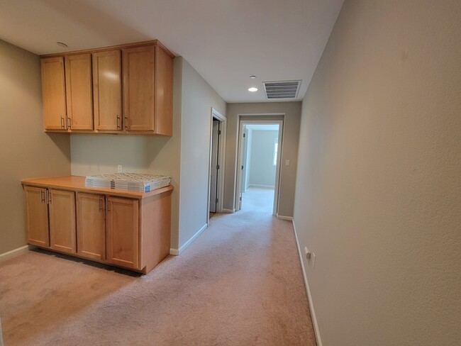 Building Photo - Beautiful Dual Master Condo in Folsom