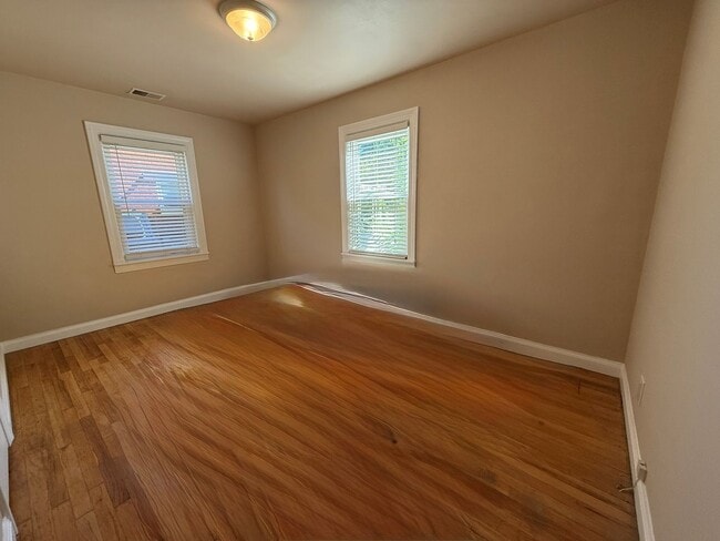 Building Photo - Conveniently Located 2BR Home with Garage & Backyard