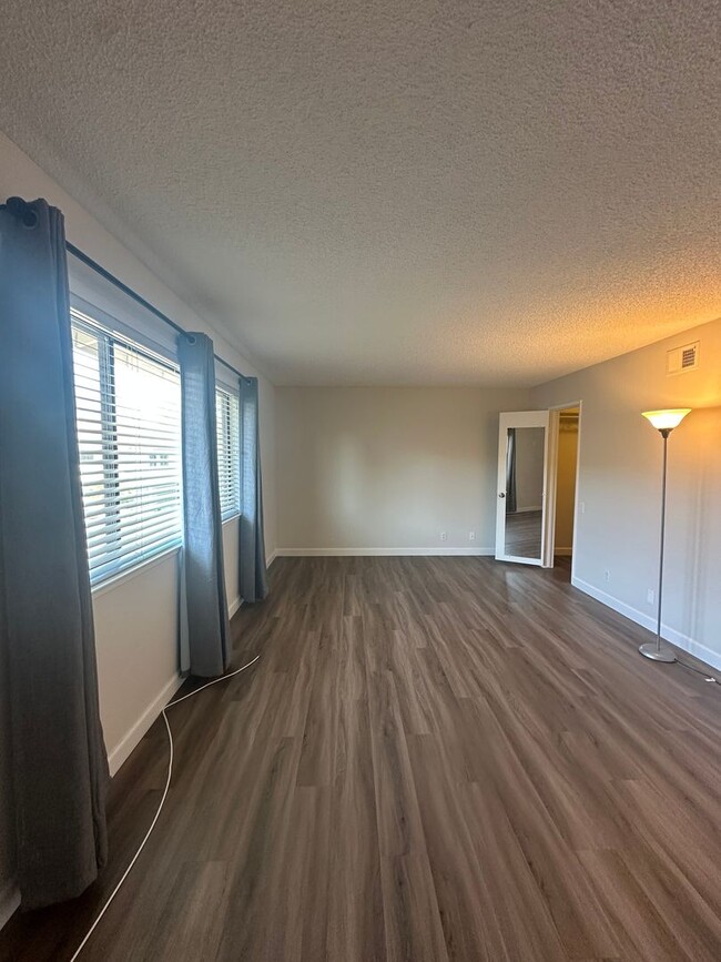 Building Photo - Condo, ready for move-in!