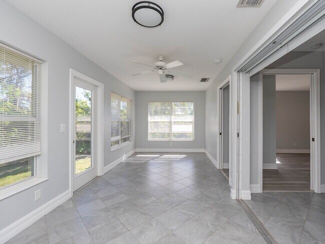 Building Photo - 2-Bed, 2-Bath Venice Home with Brand New Roof and AC