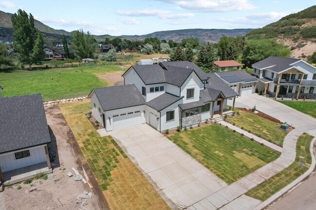 Building Photo - Cozy, Bright, and Spacious Home Nestled in Midway