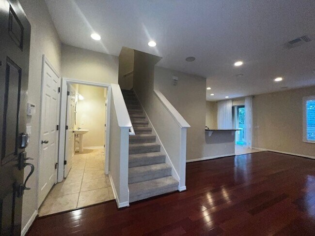 Building Photo - MOVE IN NOW-OVIEDO RENTAL!BEAUTIFUL 3 bd 2.5 bath townhome! 2 CAR ATTACHED GARAGE!FRESH PAINT! Wa...