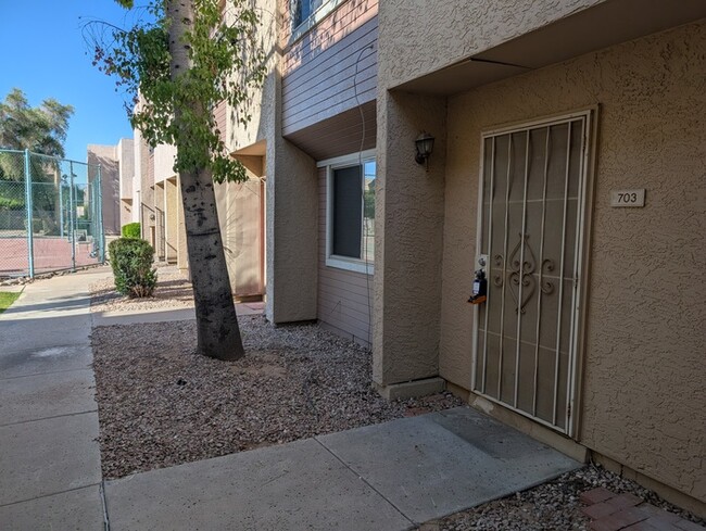 Building Photo - Los Prados Townhome with in unit laundry