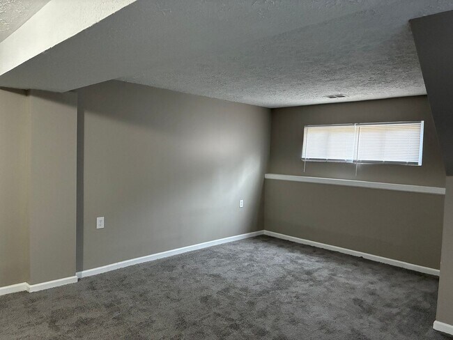 Building Photo - Home with Updated Kitchen and Clean, Moder...