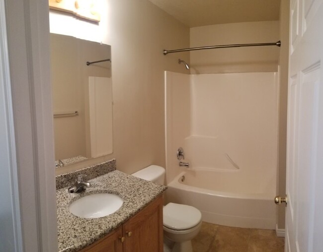 Building Photo - 2 bed, 1 bath at Brentwood