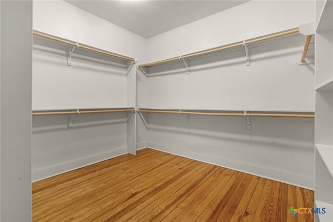 Building Photo - 557 Lee St