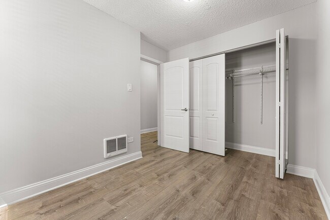 Building Photo - 4520 N Clarendon Ave