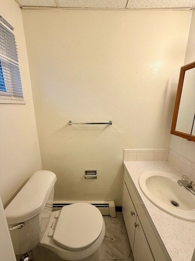 Building Photo - Beautiful 2 Bedroom Town Home! INCLUDED IN RENT: Water/Sewer/Gas/Trash