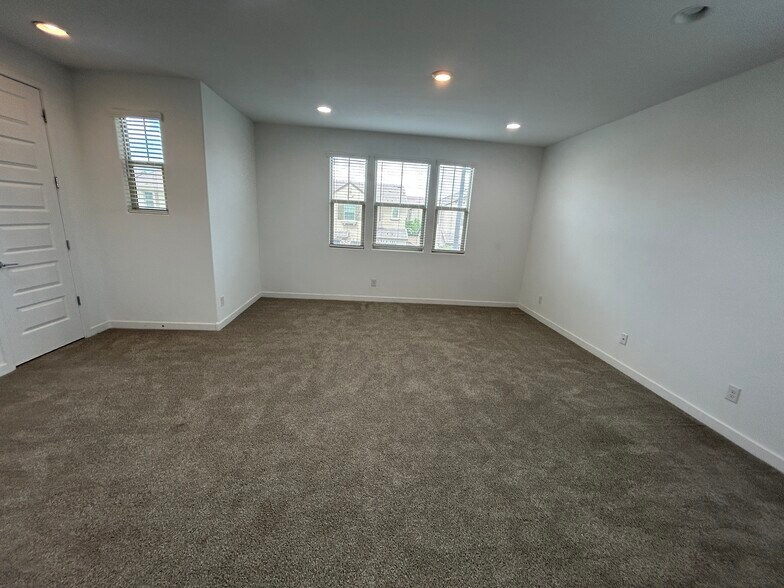 Building Photo - 2521 E Athena Ave