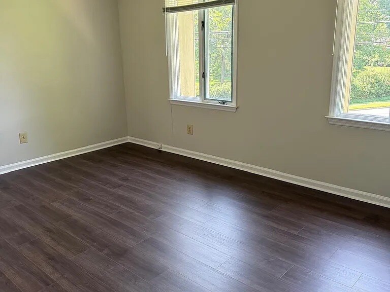 Building Photo - Room in Townhome on W Front St