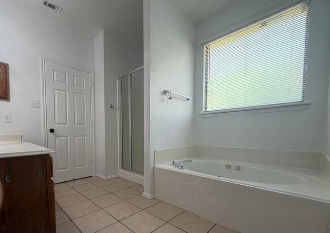 Building Photo - 5919 Waterford Dr