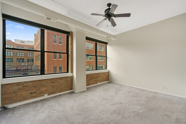 Building Photo - 812 W Van Buren St