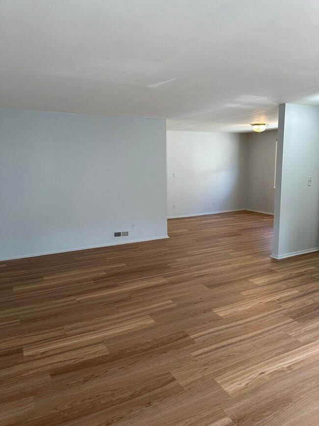 Building Photo - 12 Colonial Dr