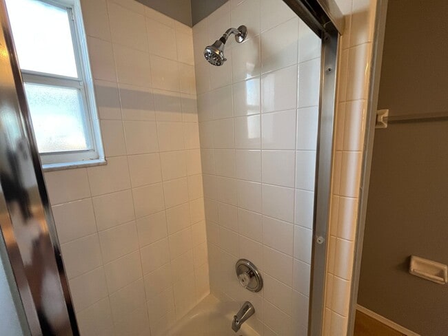 Building Photo - 2304 Hickory Pine St