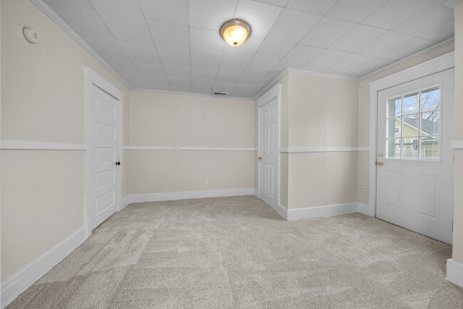 Building Photo - 1033 Helen St NE