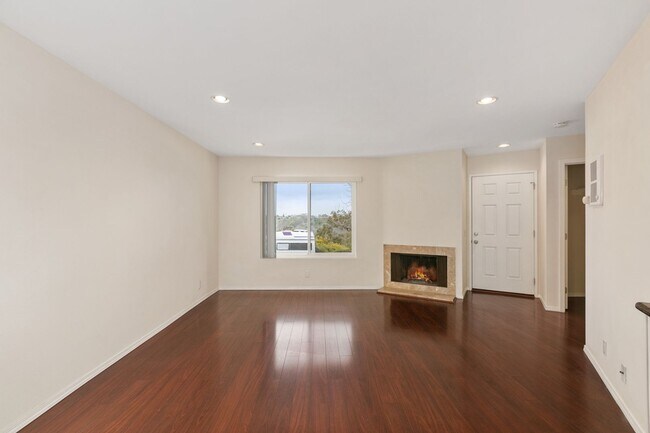 Building Photo - Woodlands South - La Jolla Townhome