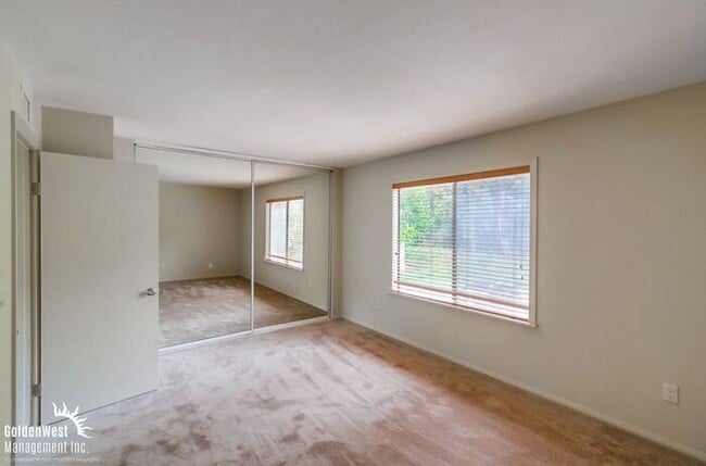 Building Photo - Beautiful Condo 2Bdm 2.5 Ba in the Heart o...