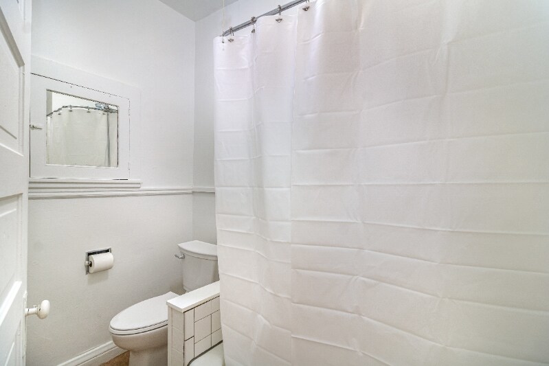 Building Photo - 822 W 35th St