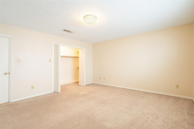 Building Photo - 2306 Potomac Dr