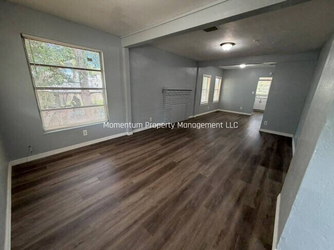 Building Photo - 2308 Oakdale St S