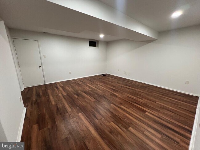 Building Photo - 8297 Londonderry Ct