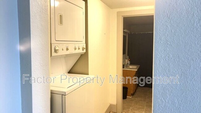 Building Photo - 103 Locust St