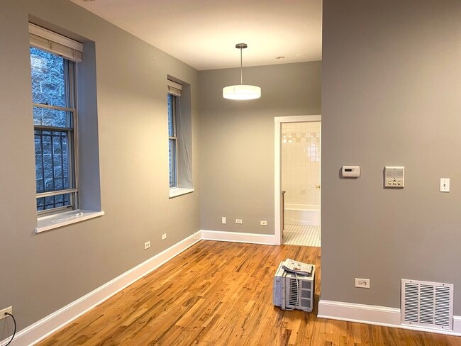Building Photo - 851 N Hermitage Ave