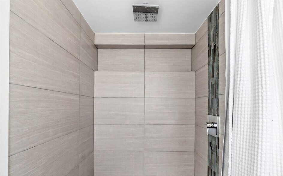 Building Photo - 349 E Thomas Rd