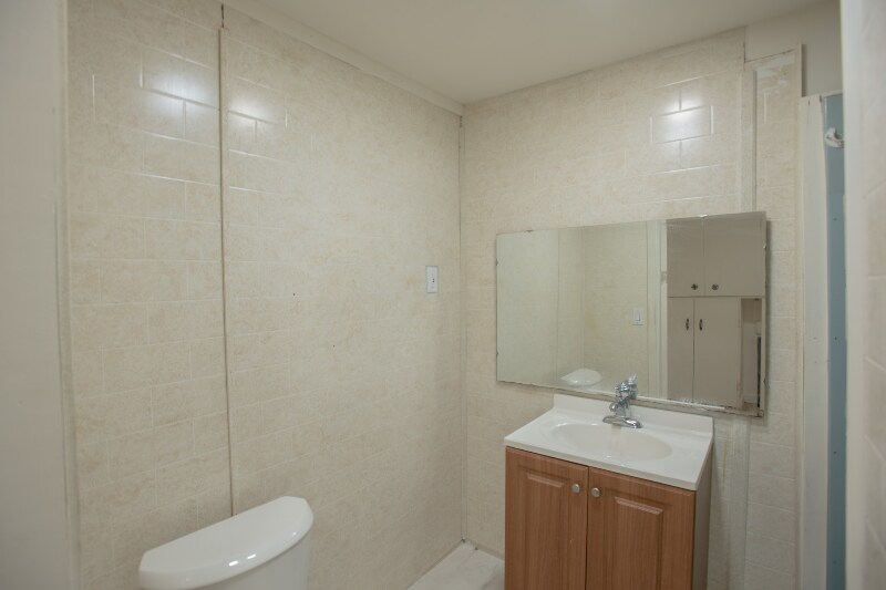 Building Photo - 1185 SW Macvicar Ave