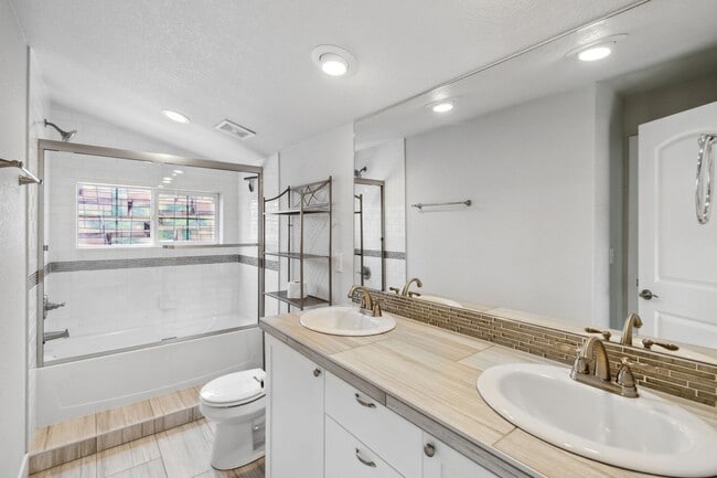Building Photo - Modern 3BD Townhome w/ a Rooftop Deck!