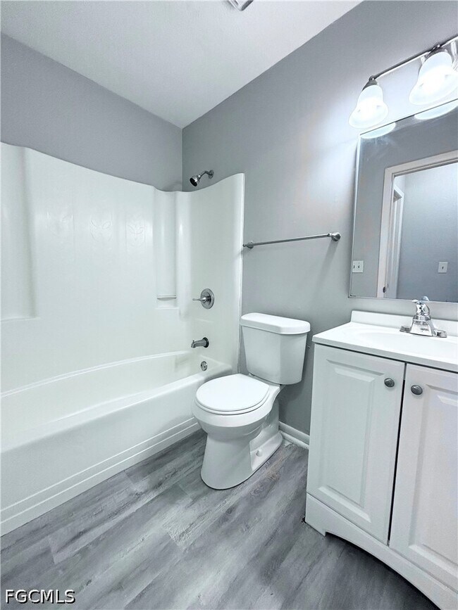 Building Photo - 1720 SE Santa Barbara Pl