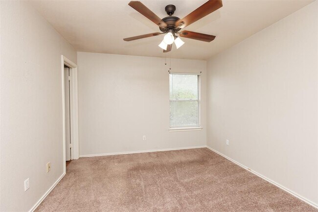 Building Photo - 1029 Christopher Ave