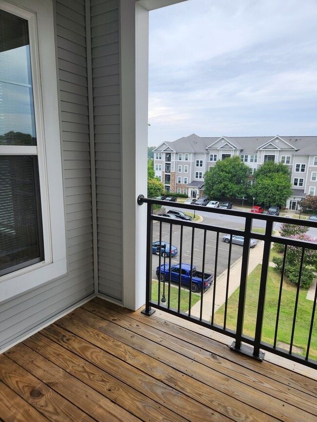 Building Photo - Bright Two Bedroom Condo
