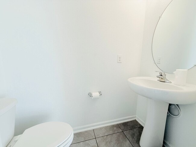 Building Photo - Move-In Ready Townhome with Spacious Layou...