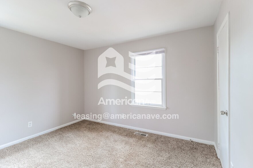 Building Photo - 25 10th Ave SW