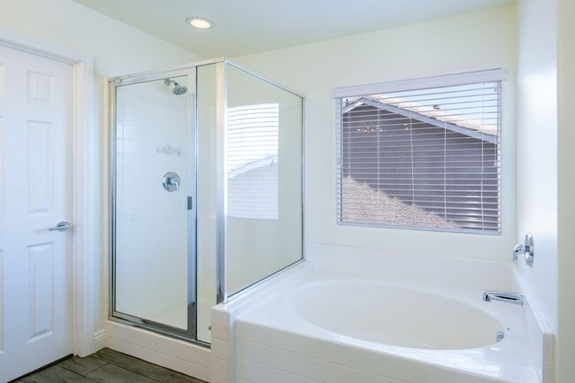 Building Photo - A MUST SEE 3BD/2.5BA SINGLE FAMILY HOME!