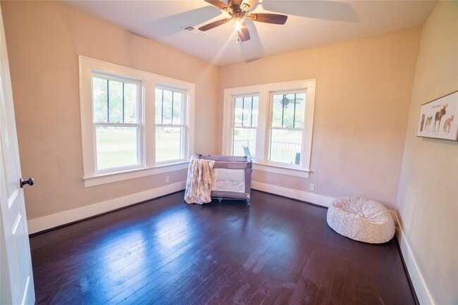 Building Photo - 420 N Live Oak St