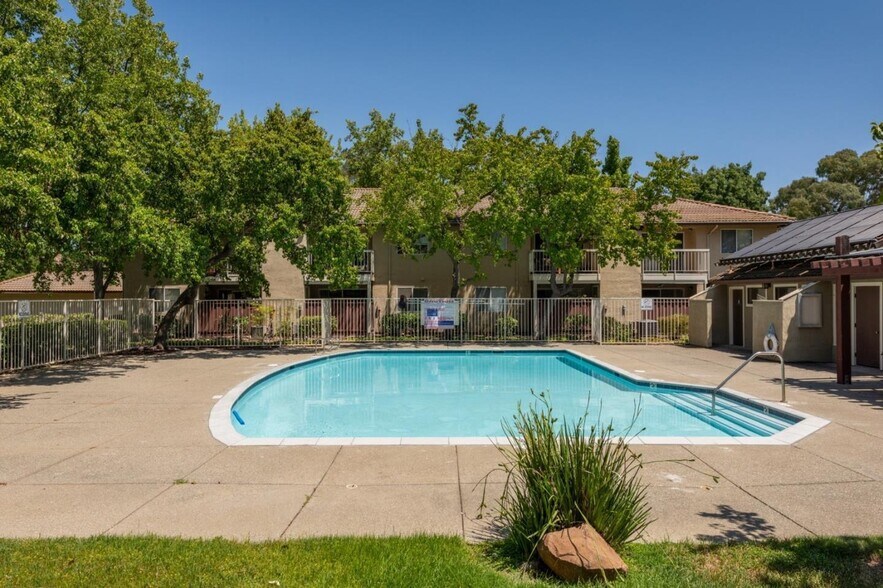 Building Photo - 1324 Chateau Cmn