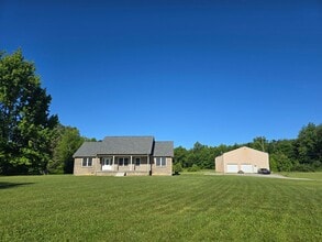 Building Photo - Perfect country living!