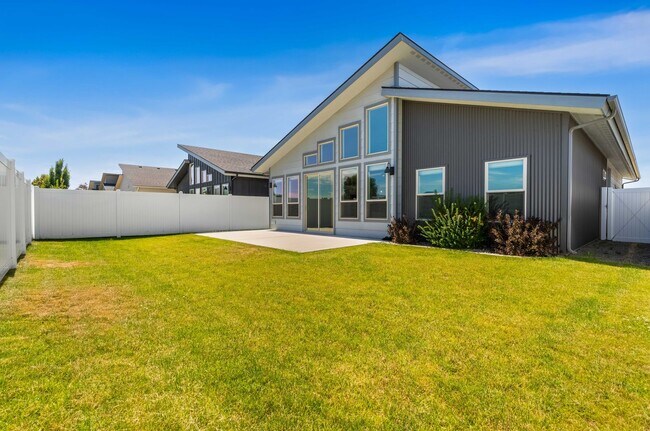 Building Photo - Exceptionally Maintained 3 Bedroom Home in Coeur d'Alene