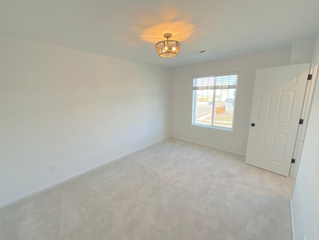 Building Photo - 3 Bedroom Home Available Near N Powers Blvd & Dublin Blvd!