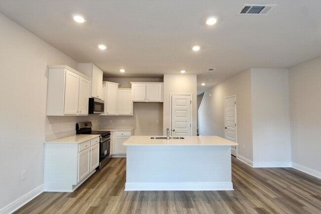 Building Photo - 323 Callie Dr