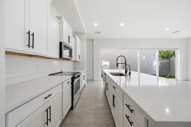 Building Photo - 2452 E Lovebird Ln