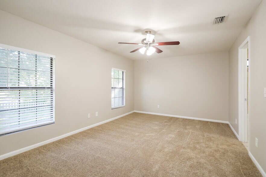 Building Photo - 3824 Tree Lake Dr
