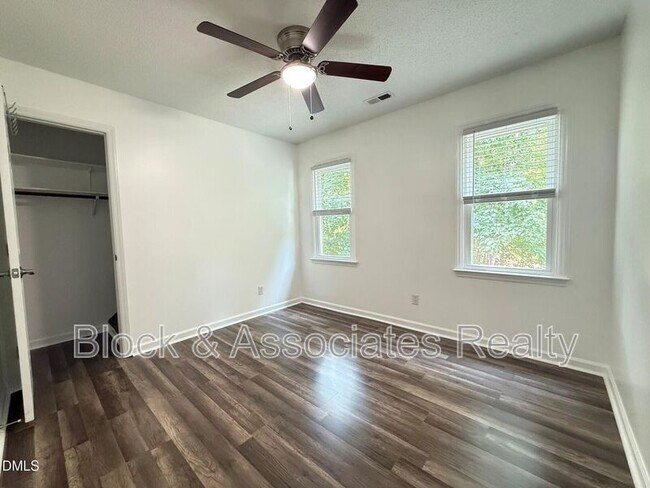 Building Photo - 401 Holly Berry Ln