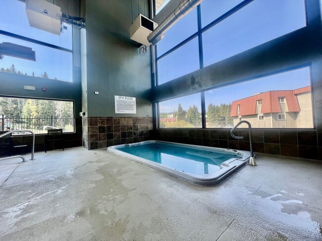 Building Photo - Beautifully updated condo in Winter Park