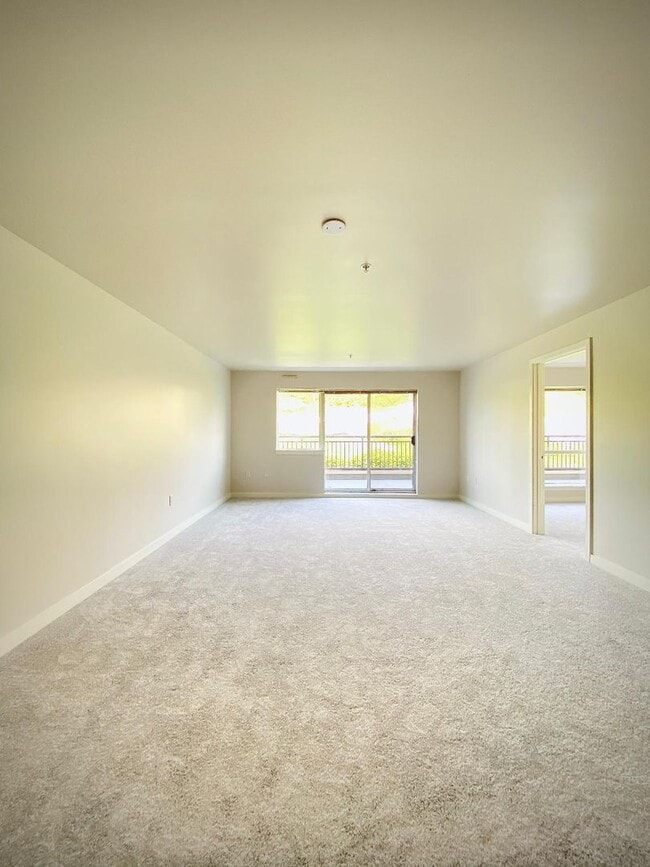 Building Photo - Spacious Seattle Condo - $2,400